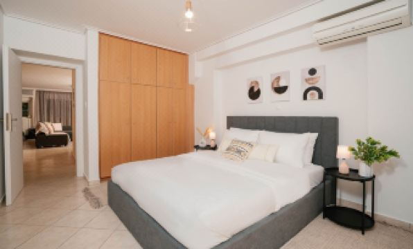 Phaedrus Living: Cozy Flat Koukaki