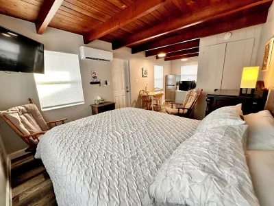 Cottage 34: Coconut Cottage - Waterfront Lodging in Downtown Tavares, FL Các khách sạn gần Wooton Park