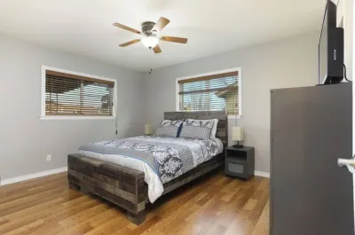 Cozy 3-bedroom home with AC and WiFi mins to Frost Bank CTR, Riverwalk, Alamo Hotels near Walmart Supercenter