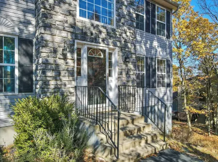 Lakefront house, hot tub/sauna, two playrooms, and two living rooms XL dining.