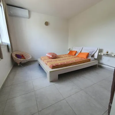 A tropical break in this charming F3 between sea and mountains. Hôtels à : 