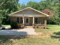 The Bungalow - Charming 3-bedroom house close to everything in Florence