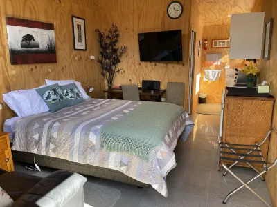 Self contained unit. By the beach and golf course  only 2.2 kms to town centre Hotels in 