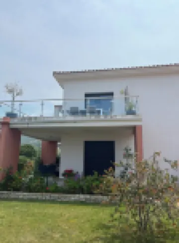 Superb 3-room apartment with view of the sea, mountains & vineyards