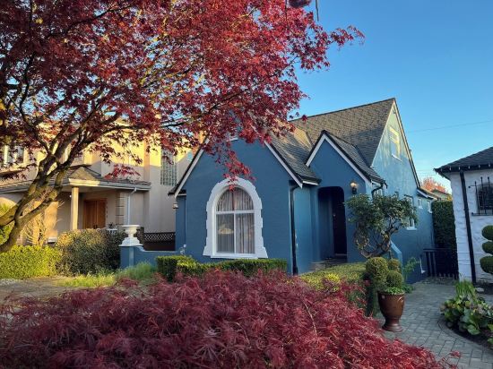4 big bedrooms 2bathroom with tub and shower6mins to airport 20mins to downtown