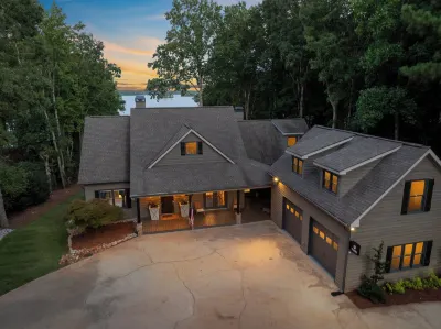 Waterfront Lake Oconee House w/ Workstations & Hot Tub – 7 Bedrooms, Sleeps 14