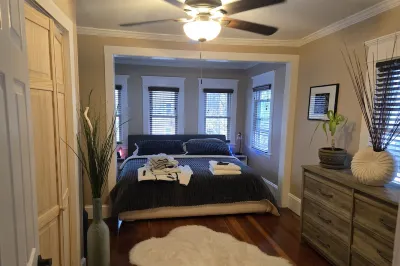 Charming 3 bed/2 bath town home with gorgeous back yard Hotels near Zoo in Forest Park and Education Center