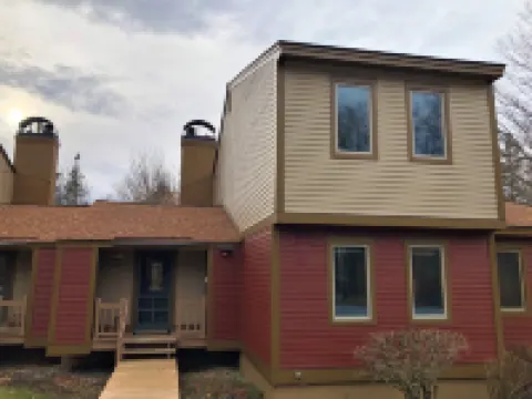 Mount Snow Timber Creek Townhouse with Pool and Ski Shuttle