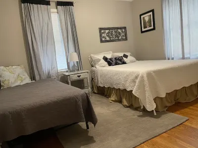 Cozy Beach cottage in Chicks Beach Hotels near Great Neck Plaza Shopping Center