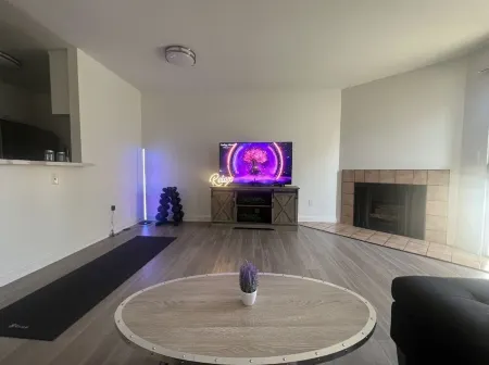 Cozy Sanctuary in LA / Sherman Oaks Отели в г. Шерман-Окс