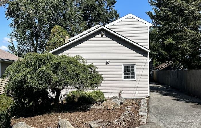 Renovated Water front home near the highway. Access to Lake&beach available