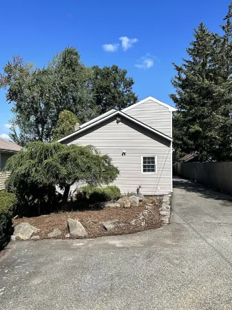 Renovated Water front home near the highway. Access to Lake&beach available