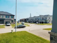 Spacious 3-Br Home Near Niagara Falls | Sleeps 7 | Parking for 3 | King Bed Hotels in Thorold