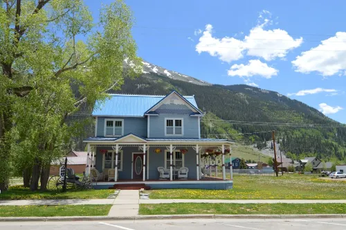 Beautifully restored Victorian Mountain home furnished with authentic antiques!