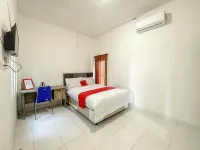 RedDoorz near Siloam Hospital Mataram Hotels in West Lombok Regency