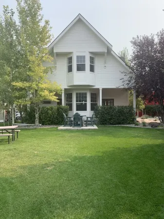 Amazing Four Season Modern Farmhouse with Mountain Views and Hot Tub