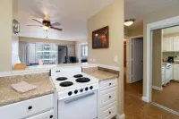 Entire 2 Bedroom Condo, King Bed, FREE Parking, Sleeps 6, Walk to Waikiki Beach