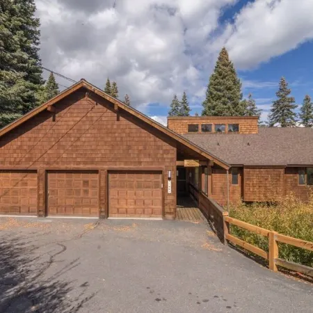 Cozy Cabin 5.5 Bedrooms, Forest/Mountain View 3 Decks 2 Masters Hot Tub 4200Sqft