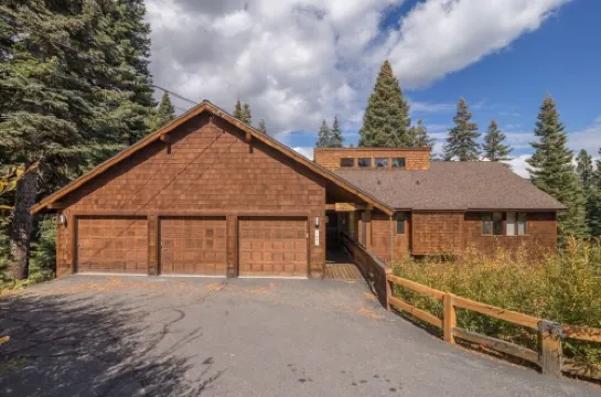 Cozy Cabin 5.5 Bedrooms, Forest/Mountain View 3 Decks 2 Masters Hot Tub 4200Sqft