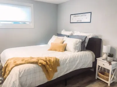 Easy Access Full Duplex - Sleeps 12 Hotel in zona West Lethbridge Towne Centre