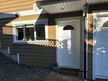 Bright Garden Suite in Colwood Отели рядом с достопримечательностью «Парк штата Голдстрим»