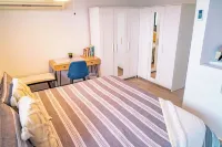 Steps to the beach, 5 mins to airport, cozy and modern, excellent location!