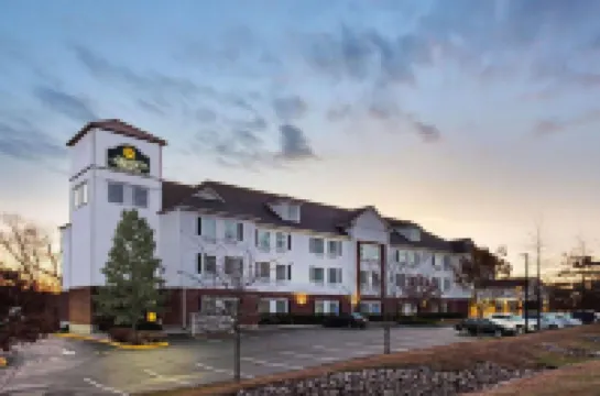 La Quinta Inn & Suites by Wyndham Stonington-Mystic Area Hotel di 