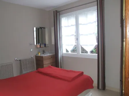 House in Balearic resort at 900 m. from the beach and shops