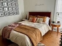 Downtown Mid-Century Modern Condo with Retro Vibes  호텔