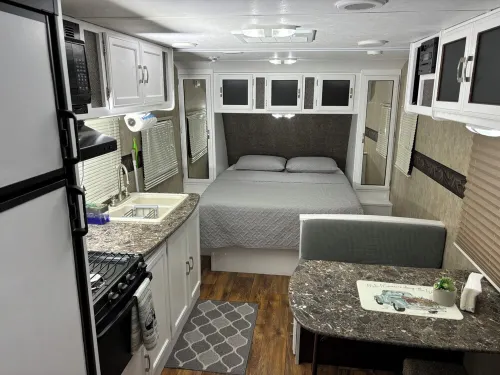 Comfortable RV_Self Check-in, freeWIFI, Free parking, full kitchen, bathroom.