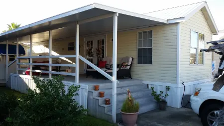 Cozy cottage with Snow Bird monthly rates for the Winter