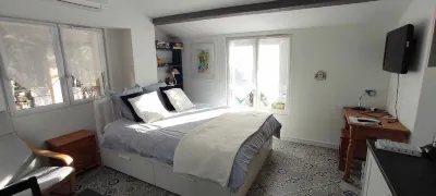 Charming stone-built 2-person apartment, in a quiet location with pool access.