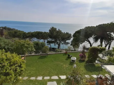 Smart Studio  for 4 people, facing the sea with garden, terrace and pool!