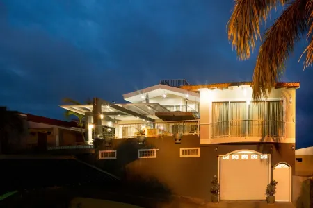 6 Bdr Villa / Rooftop with amazing views/ Centrally Located