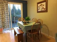 Nice Cozy Quiet House -W back Yard