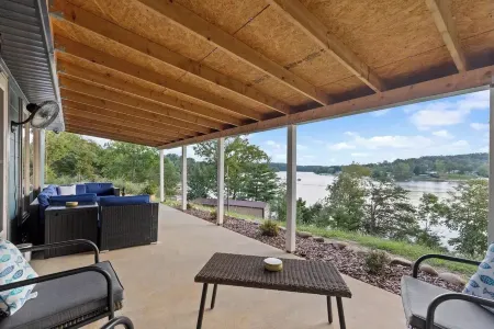 Charming Lakeside Cottage Отели в г. Пайни Флэтс