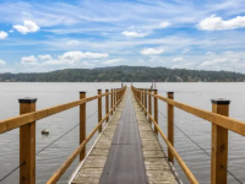 Beach Front Retreat :Private Beach and Dock Access, Hot Tub, BBQ &Free Kayaks! Hotels in Sooke