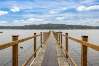 Beach Front Retreat :Private Beach and Dock Access, Hot Tub, BBQ &Free Kayaks!