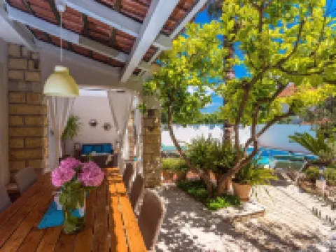 Seafront villa, sandy beach, heated pool, sauna, fitness,. Hotels in Duce