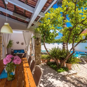 Seafront villa, sandy beach, heated pool, sauna, fitness,.