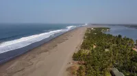 Beachfront 4 bedrooms 4 bath for a great vacation. Barra de Santiago 호텔