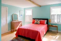 Blue Dream in Yellow Springs: hot tub, sauna, fireplace. Near downtown.