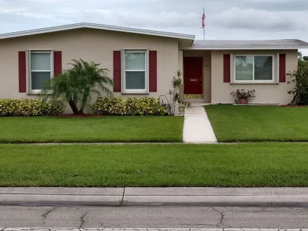 Your Home Away From Home / Dog Friendly Отели рядом с достопримечательностью «Порт-Сент-Люси Ботаникал Гарденс»