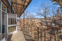 Sunny Chic Baca Railyard Retreat: Balcony + Full Kitchen + Laundry