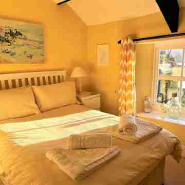 Seaweed Cottage in Fowey overlooking the beach with a garden and a parking space Rooms