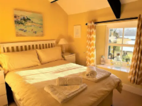 Seaweed Cottage in Fowey overlooking the beach with a garden and a parking space