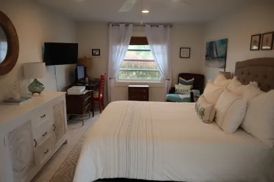 Newly Renovated Bathroom and Outdoor Shower! - Sandy Feet Retreat, Treasure Cay Hotels in 