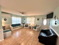 Blair's Bungalow - 2 bdrm w/dock slip Green Turtle Cay
