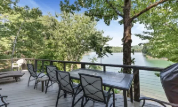 Lake Keowee retreat for 10 with private dock!