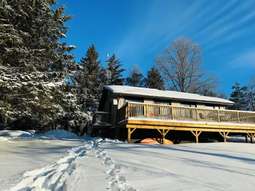 Cozy lakeside cottage with breathtaking views & amazing fishing Hotels in Stone Mills